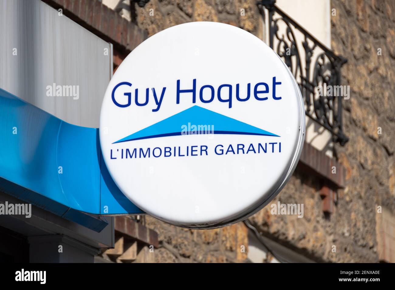 Chaville, Francia - 26 febbraio 2021: Segno di un'agenzia Guy Hoquet. Guy Hoquet è una rete di agenzie immobiliari in franchising in Francia Foto Stock