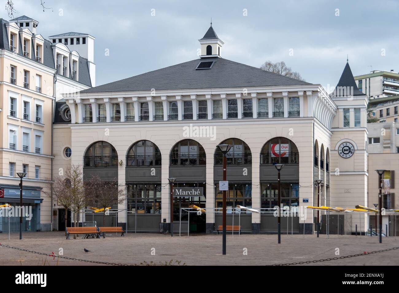Chaville, Francia - 26 febbraio 2021: Vista esterna del nuovo mercato di Chaville, Hauts-de-Seine, costruito nel 2016 Foto Stock