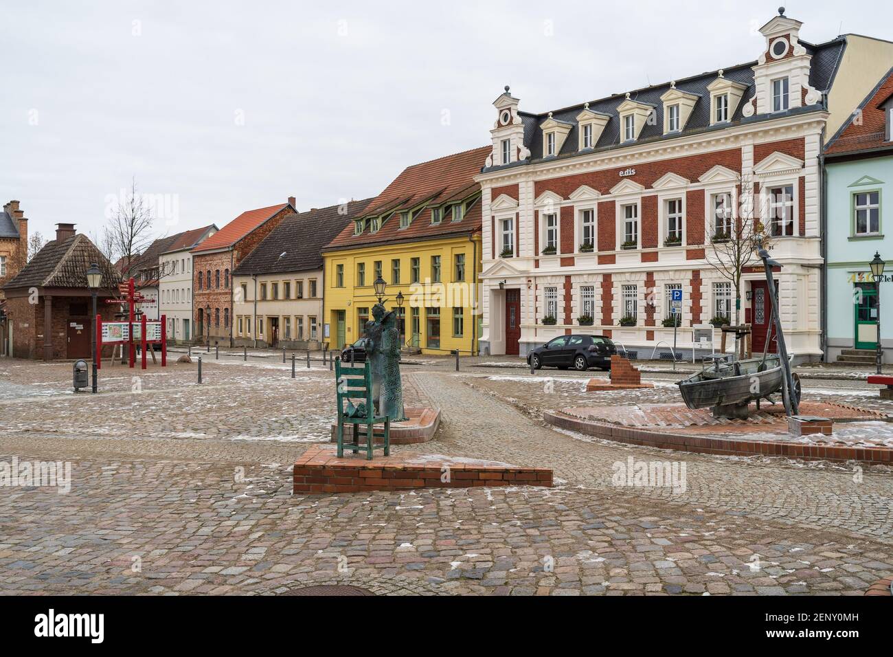 Angermuende, Germania. Piazza del mercato nel centro di un'antica città medievale (fondata nel 1254) nel quartiere di Uckermark, nello stato del Brandeburgo. Foto Stock