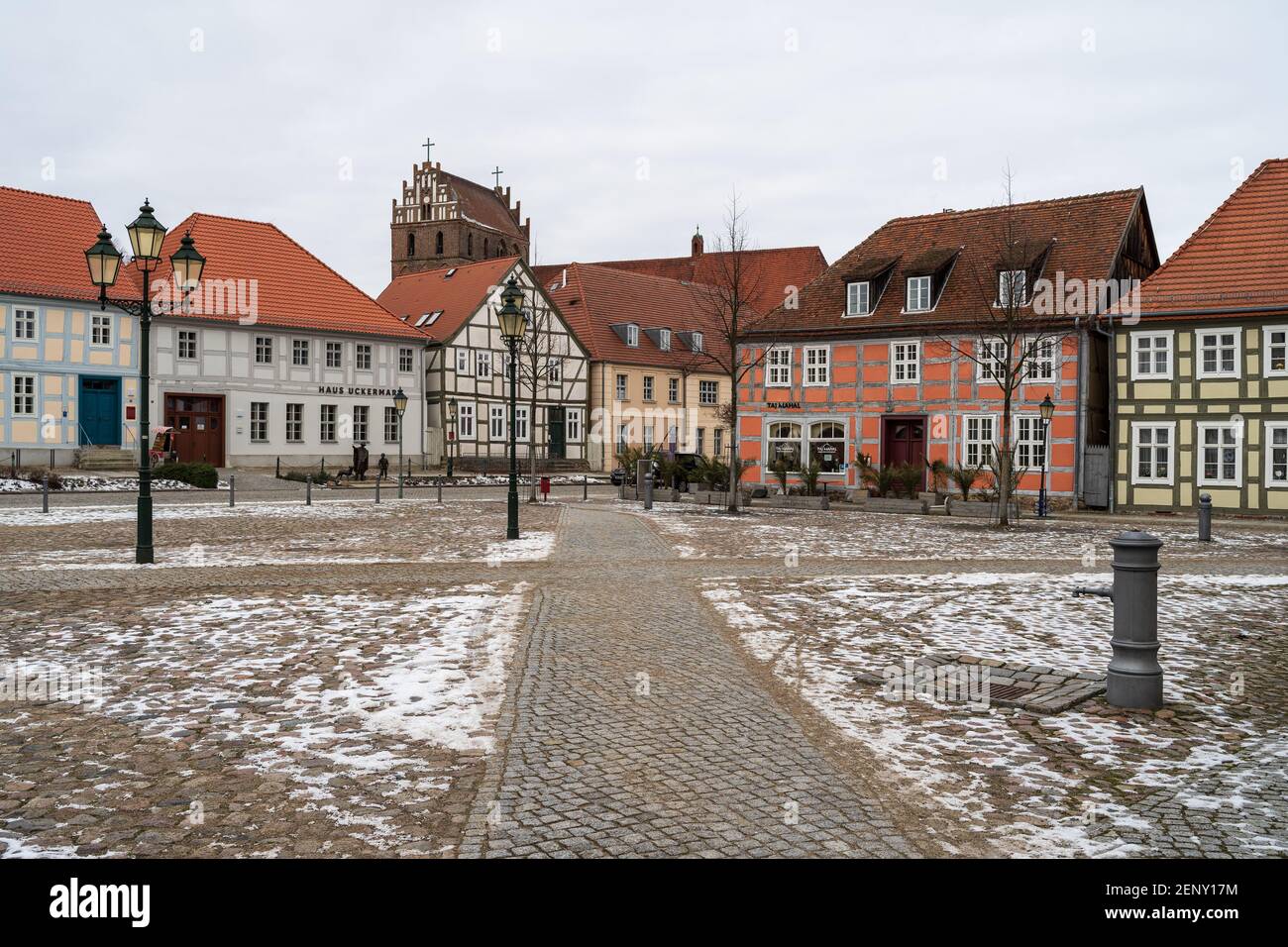 Angermuende, Germania. Piazza del mercato nel centro di un'antica città medievale (fondata nel 1254) nel quartiere di Uckermark, nello stato del Brandeburgo. Foto Stock