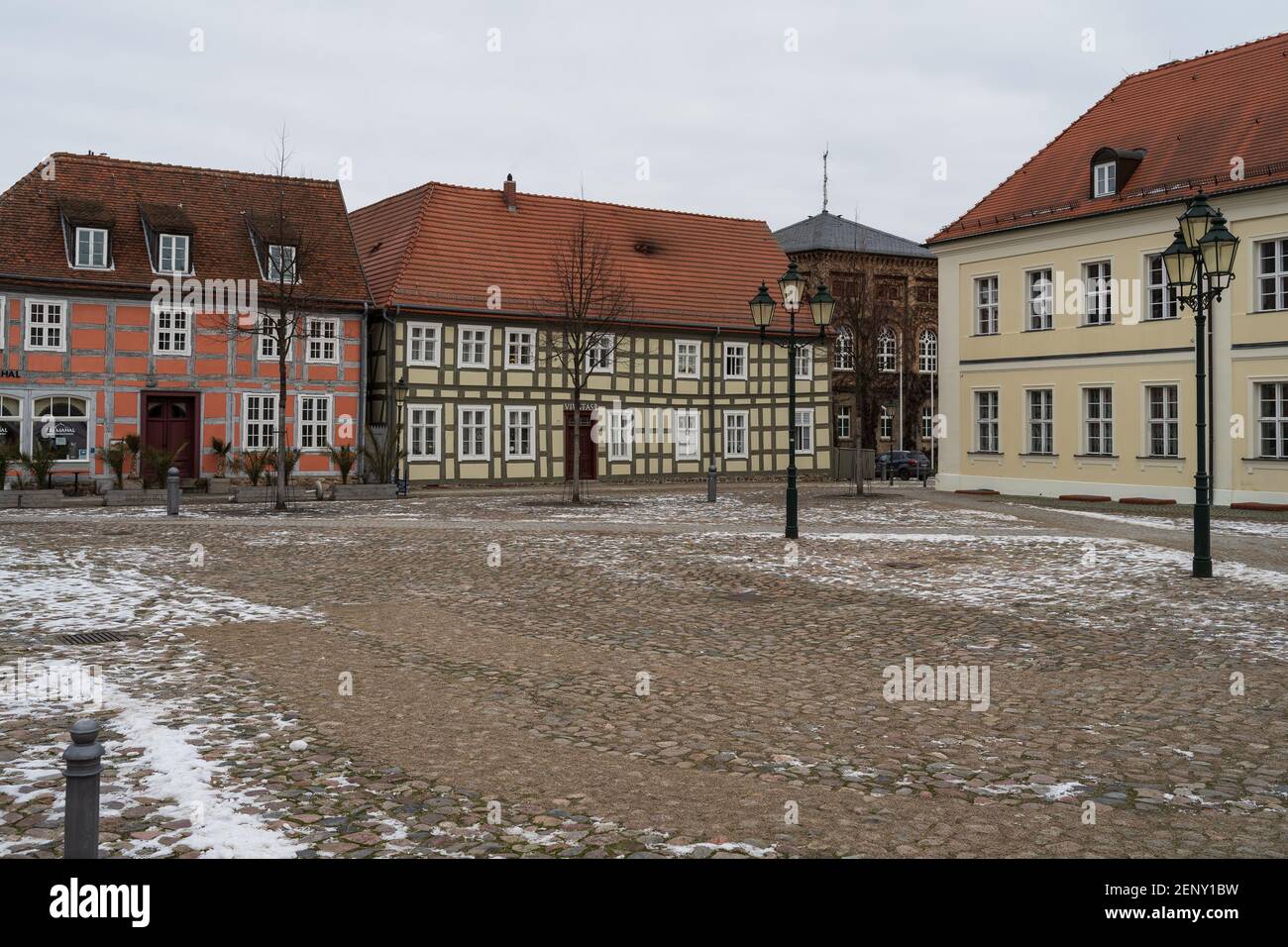 Angermuende, Germania. Piazza del mercato nel centro di un'antica città medievale (fondata nel 1254) nel quartiere di Uckermark, nello stato del Brandeburgo. Foto Stock