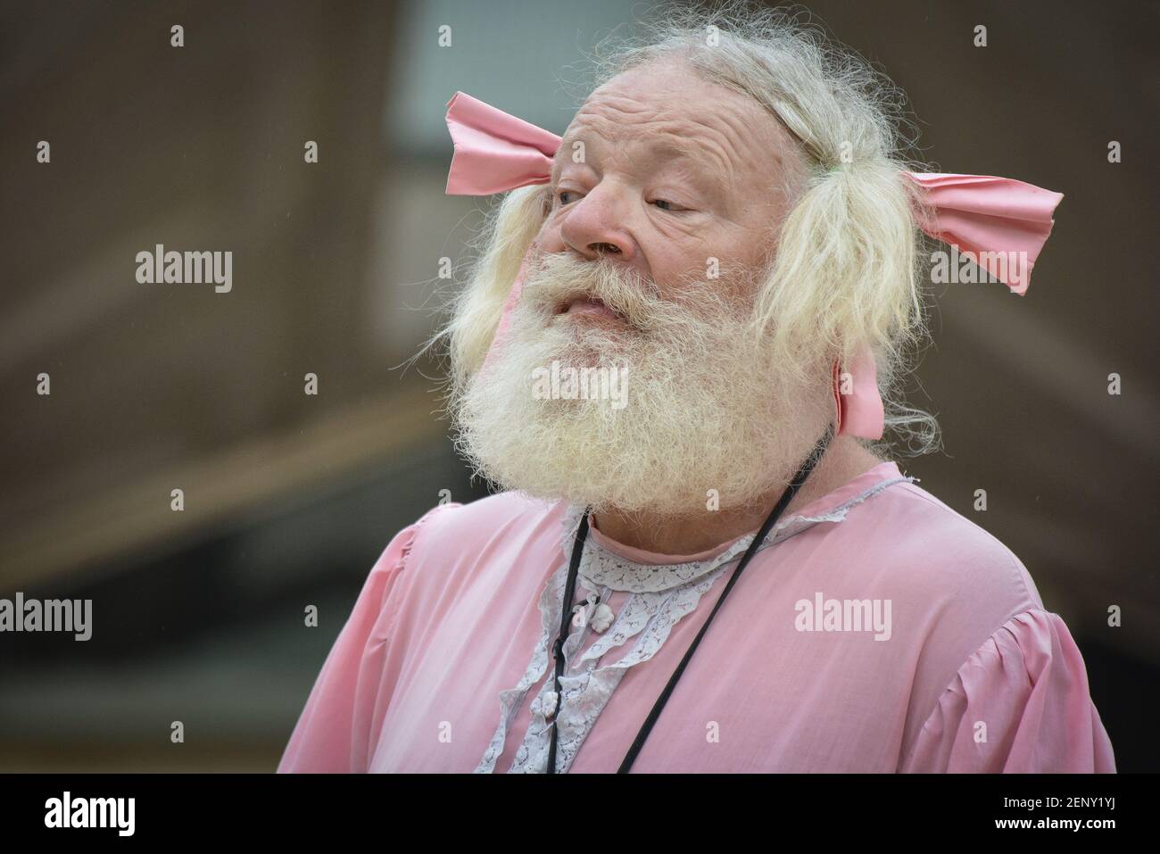 Un uomo in costume si esibisce durante i festeggiamenti per una sfilata  delle Perlie. Pearly Kings e Queens, conosciuti come Pearlies, sono una  tradizione caritativa organizzata di cultura di classe operaia a