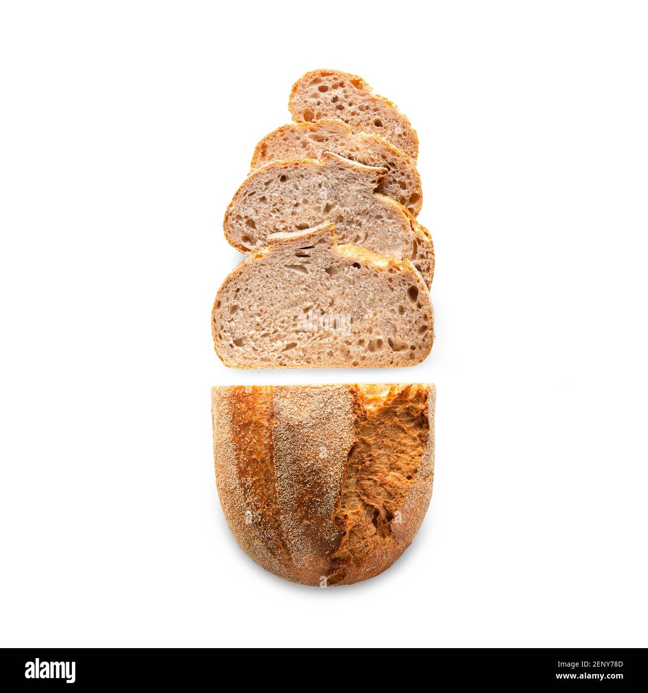 Pane tondeggiante al forno con crusche tagliate a fette e isolate su sfondo bianco. Vista dall'alto Foto Stock