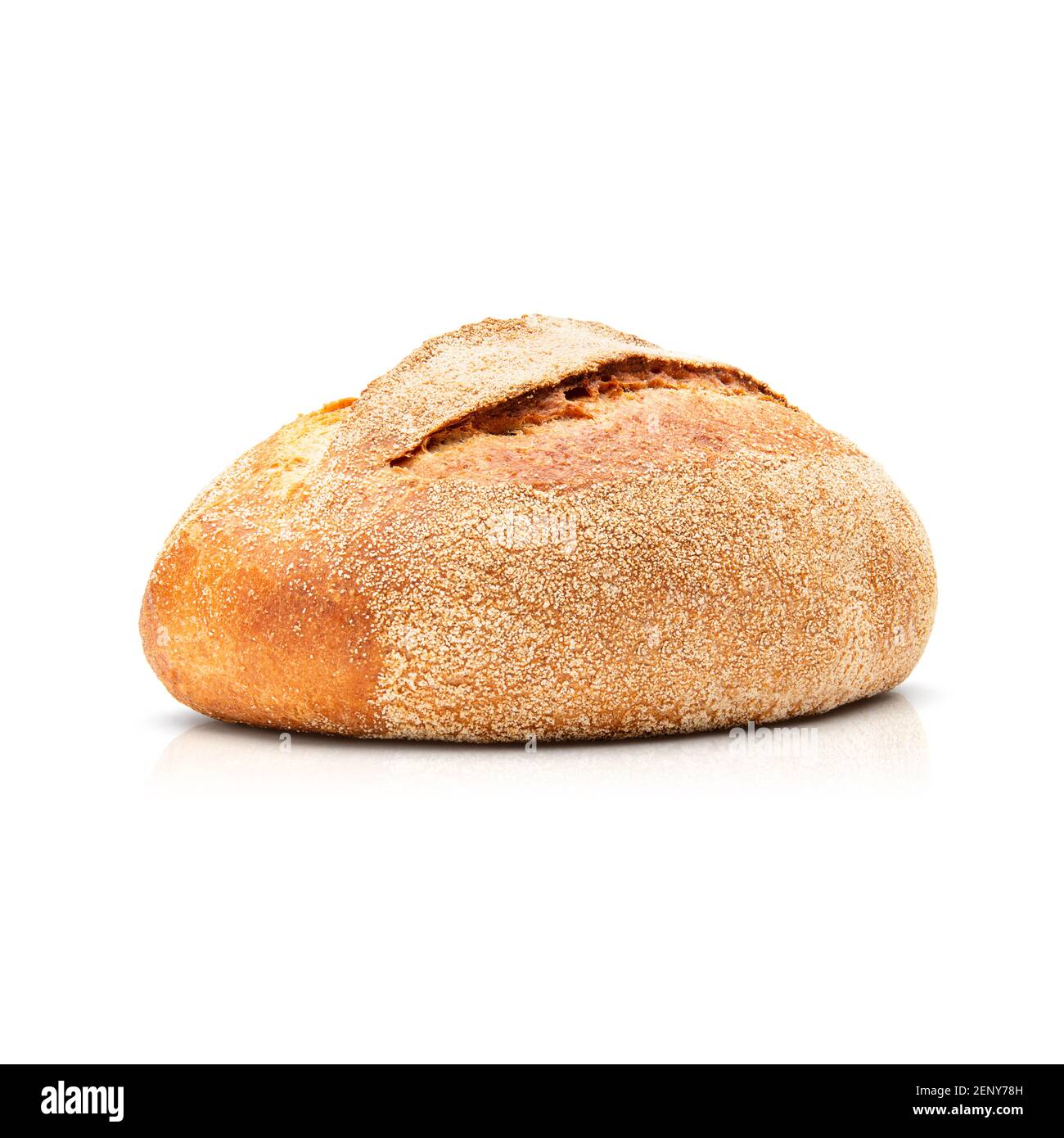 Pane tondeggiante al forno con crusche isolate su sfondo bianco. Vista dall'alto Foto Stock