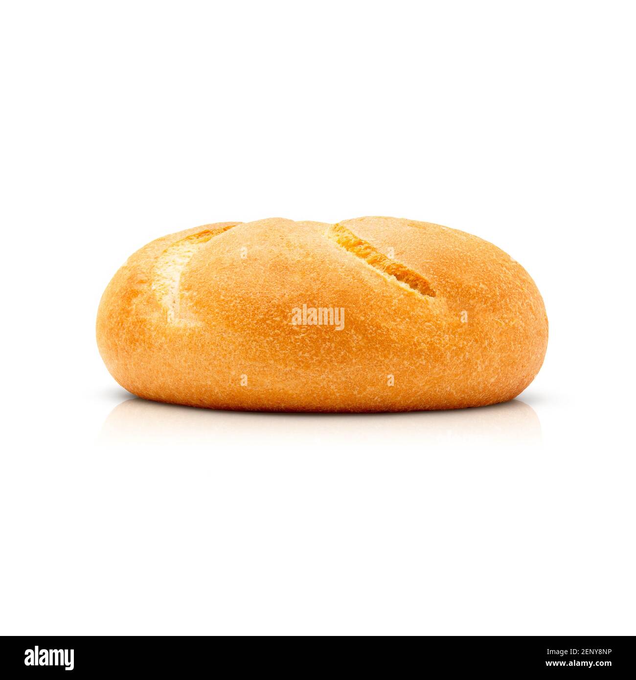 Rotolo di pane cotto isolato su sfondo bianco. Vista laterale Foto Stock