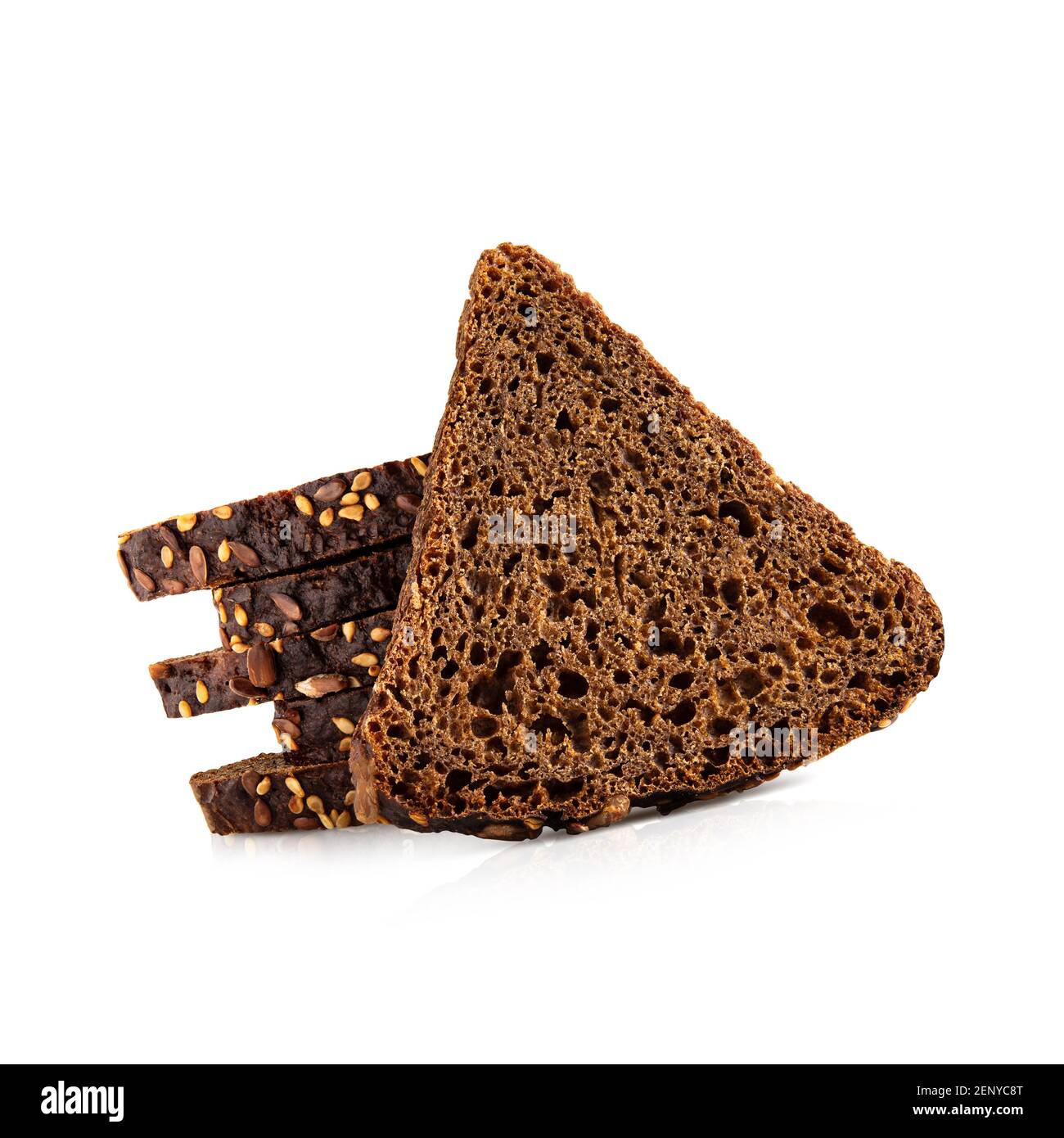 Fette di pane cotte al forno di segale isolate su sfondo bianco. Vista dall'alto Foto Stock