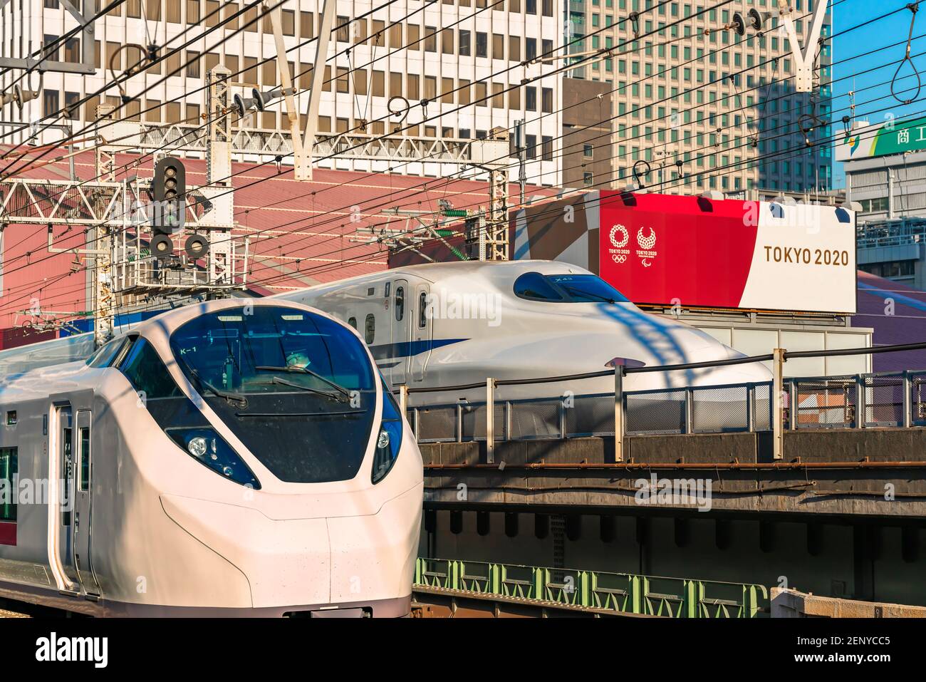 tokyo, giappone - febbraio 23 2021: Primo piano sul treno espresso limitato della serie E657 con partenza dalla stazione di Yurakucho e dal treno ad alta velocità Shinkansen della serie 700 Foto Stock