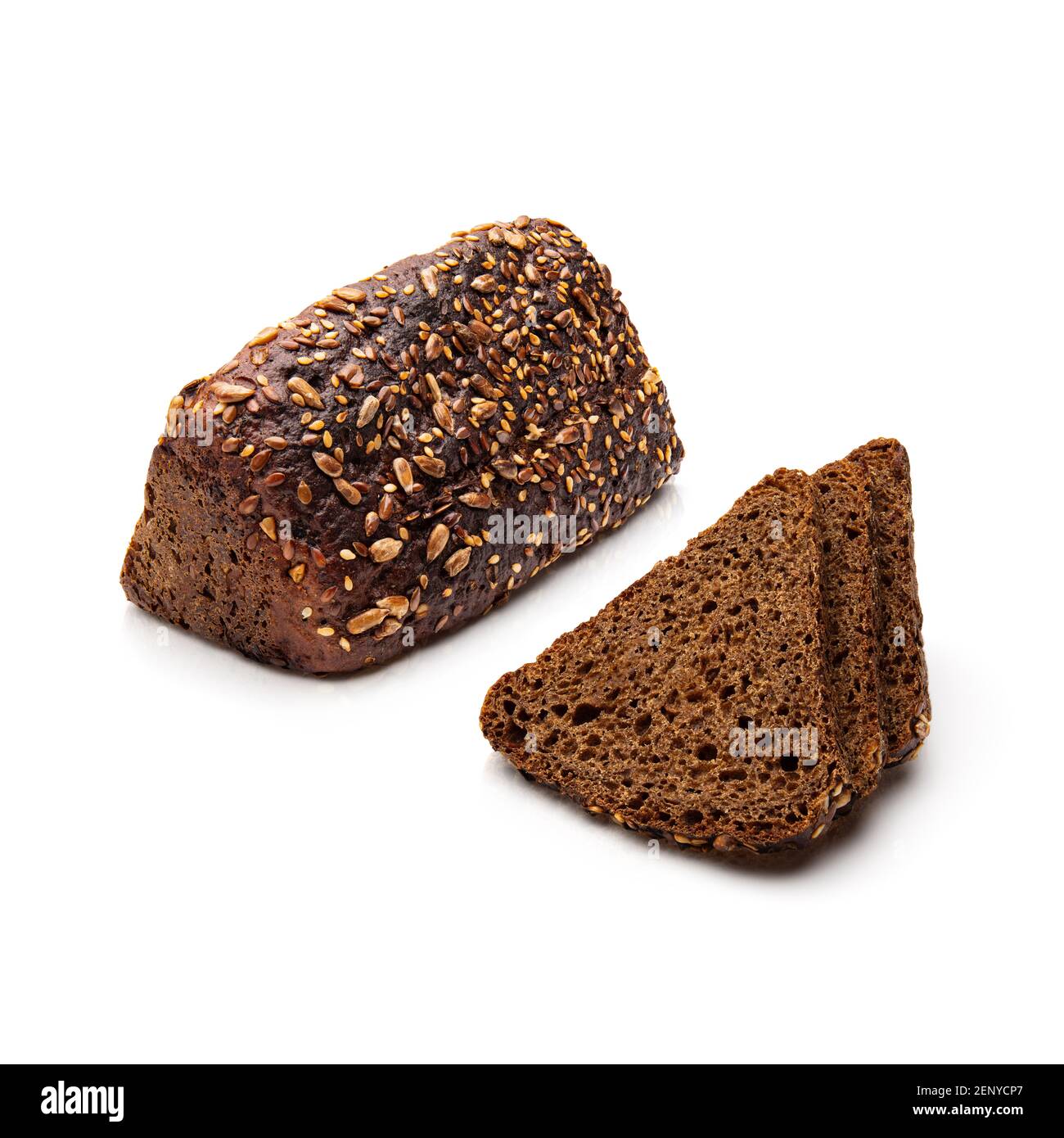 Fette di pane cotte al forno di segale isolate su sfondo bianco. Vista dall'alto Foto Stock