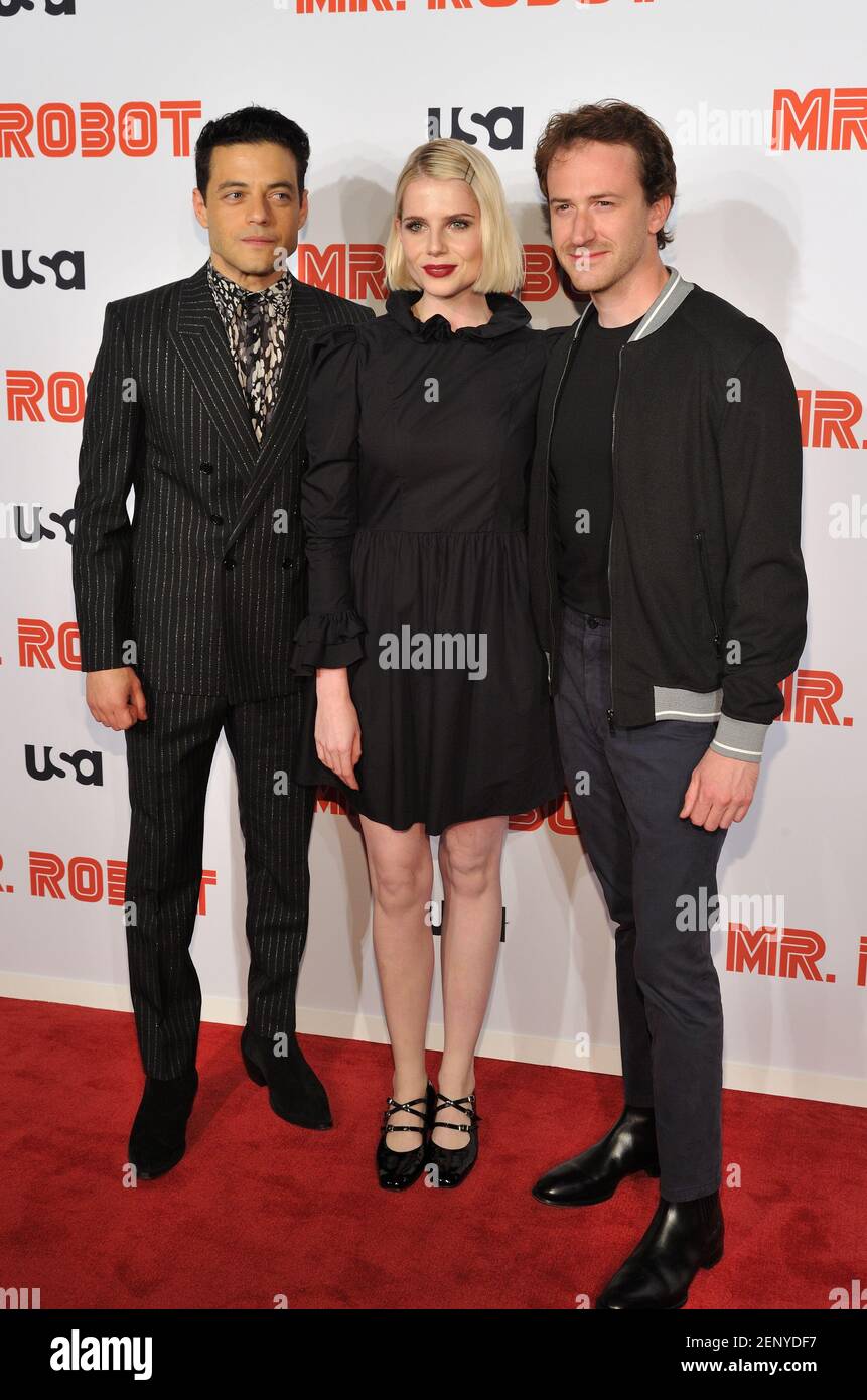 L-R: Gli attori Rami Malek, Lucy Boynton e Joe Mazzello partecipano al  sesaon quattro premiere di MR. Robot degli Stati Uniti al Village East  Cinema di New York, NY il 1 ottobre