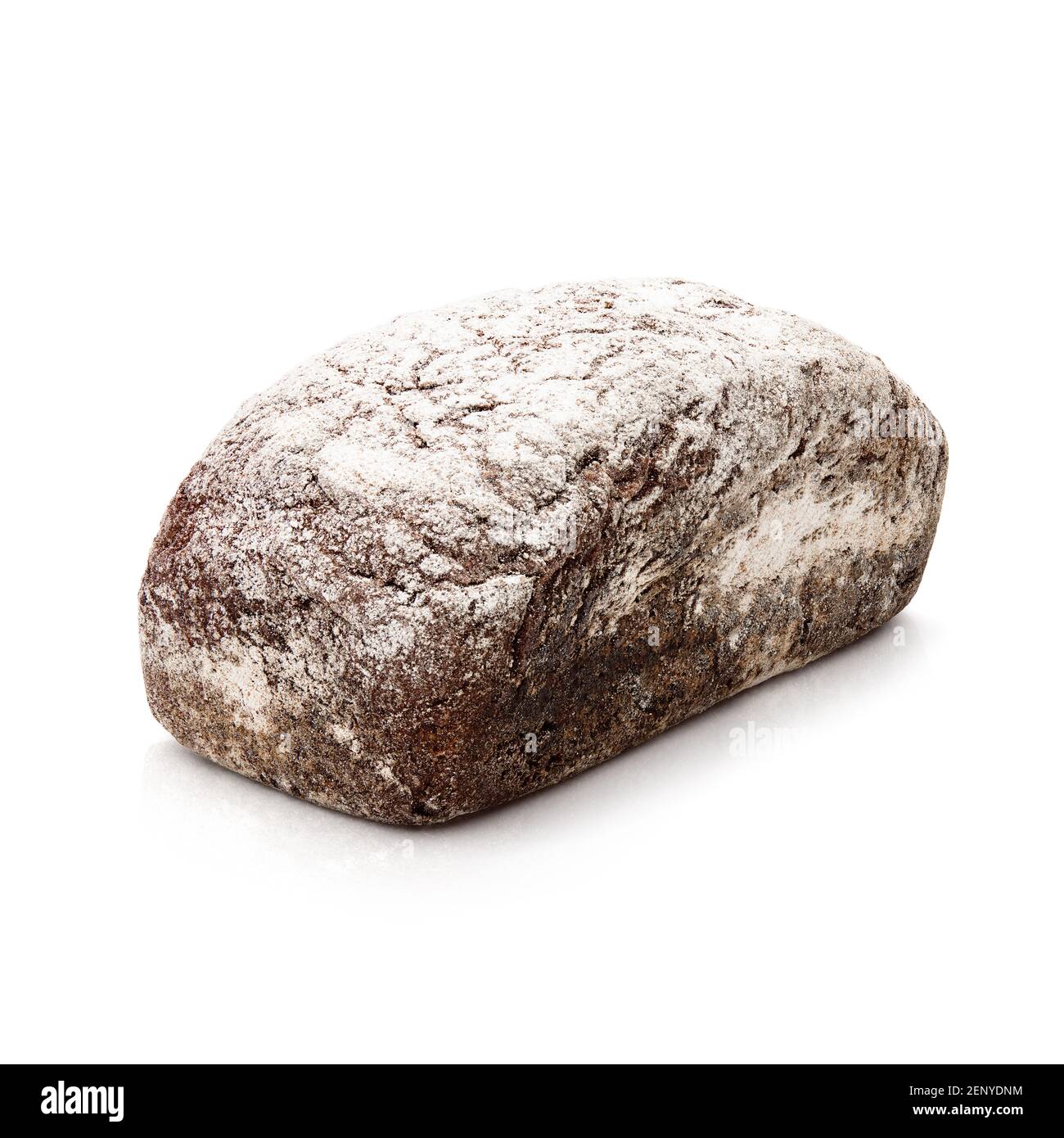 Pane cotto di segale isolato su sfondo bianco. Vista dall'alto Foto Stock