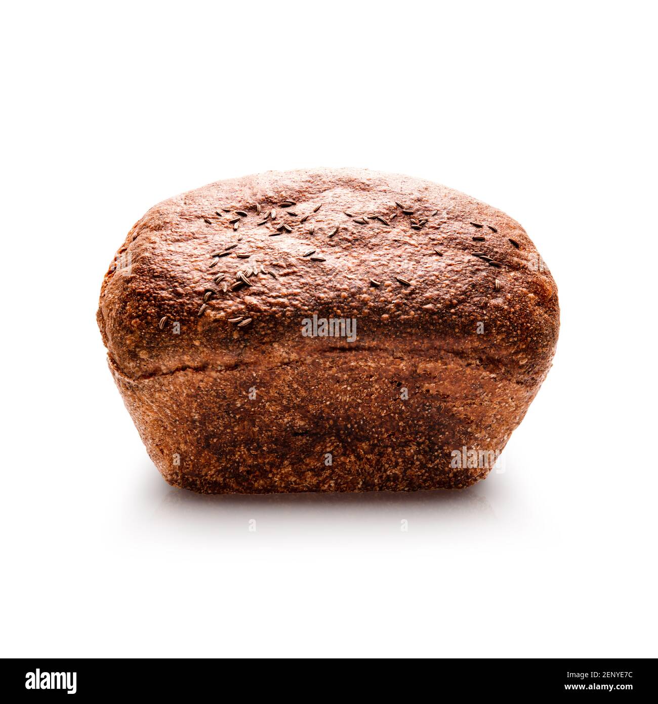 Pane cotto di segale isolato su sfondo bianco. Vista dall'alto Foto Stock