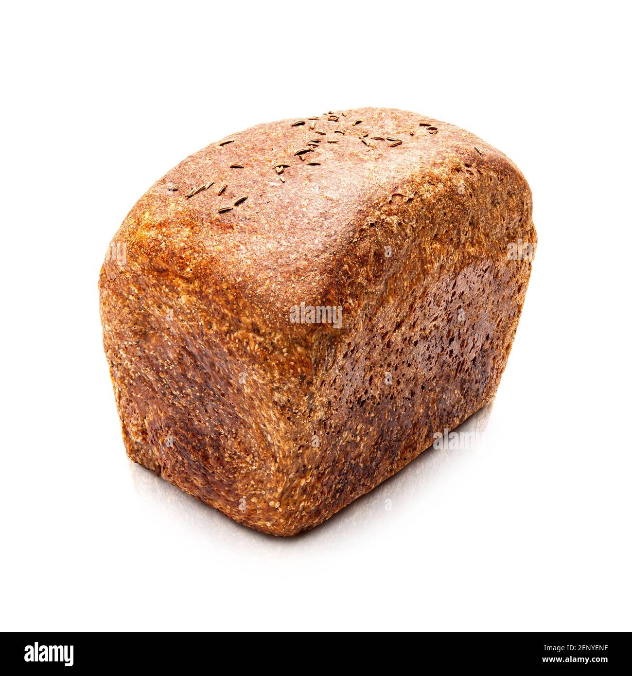 Pane cotto di segale isolato su sfondo bianco. Vista dall'alto Foto Stock