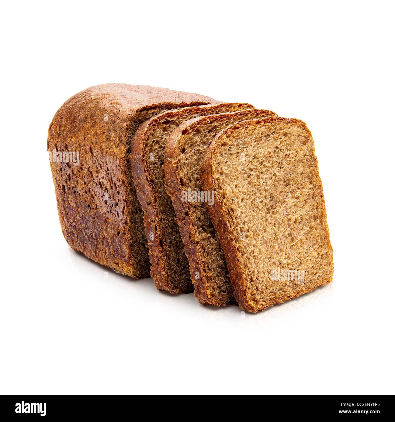 Segale pane cotto a fette. Isolato su sfondo bianco. Vista dall'alto Foto Stock