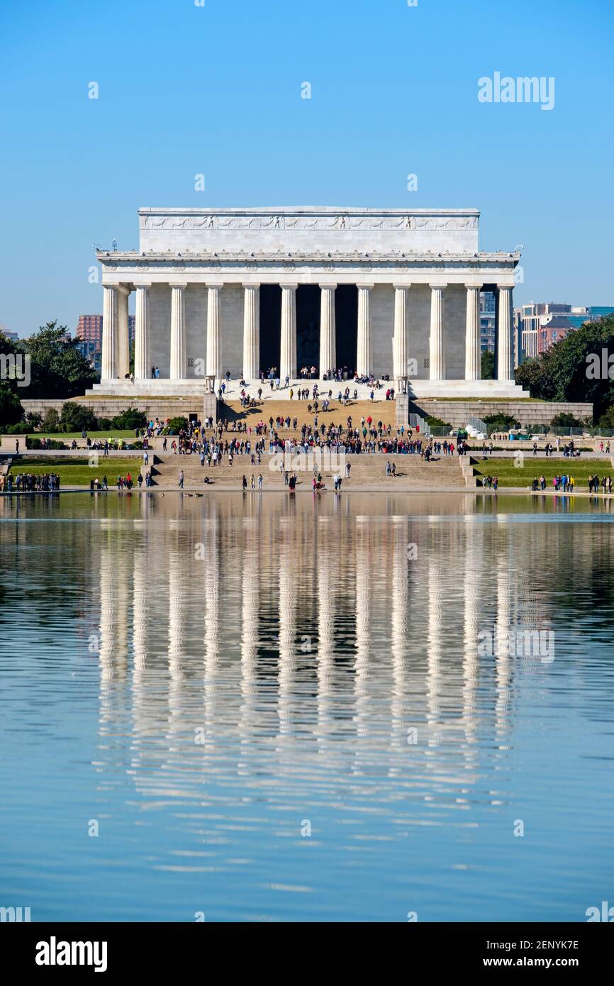 Monumenti di Washington DC, facciata esterna dell'edificio Lincoln Memorial riflessa nella piscina riflettente del Lincoln Memorial, Washington D.C., USA. Foto Stock