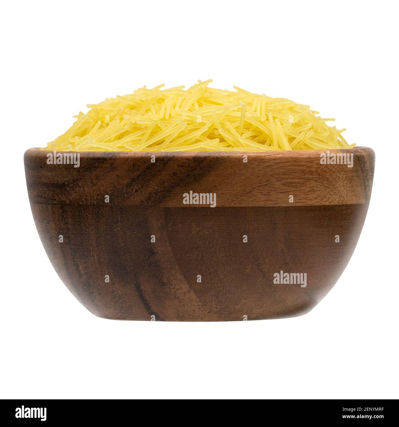 Pasta vermicelli cruda in ciotola di legno. Isolato su sfondo bianco con tracciato di ritaglio Foto Stock
