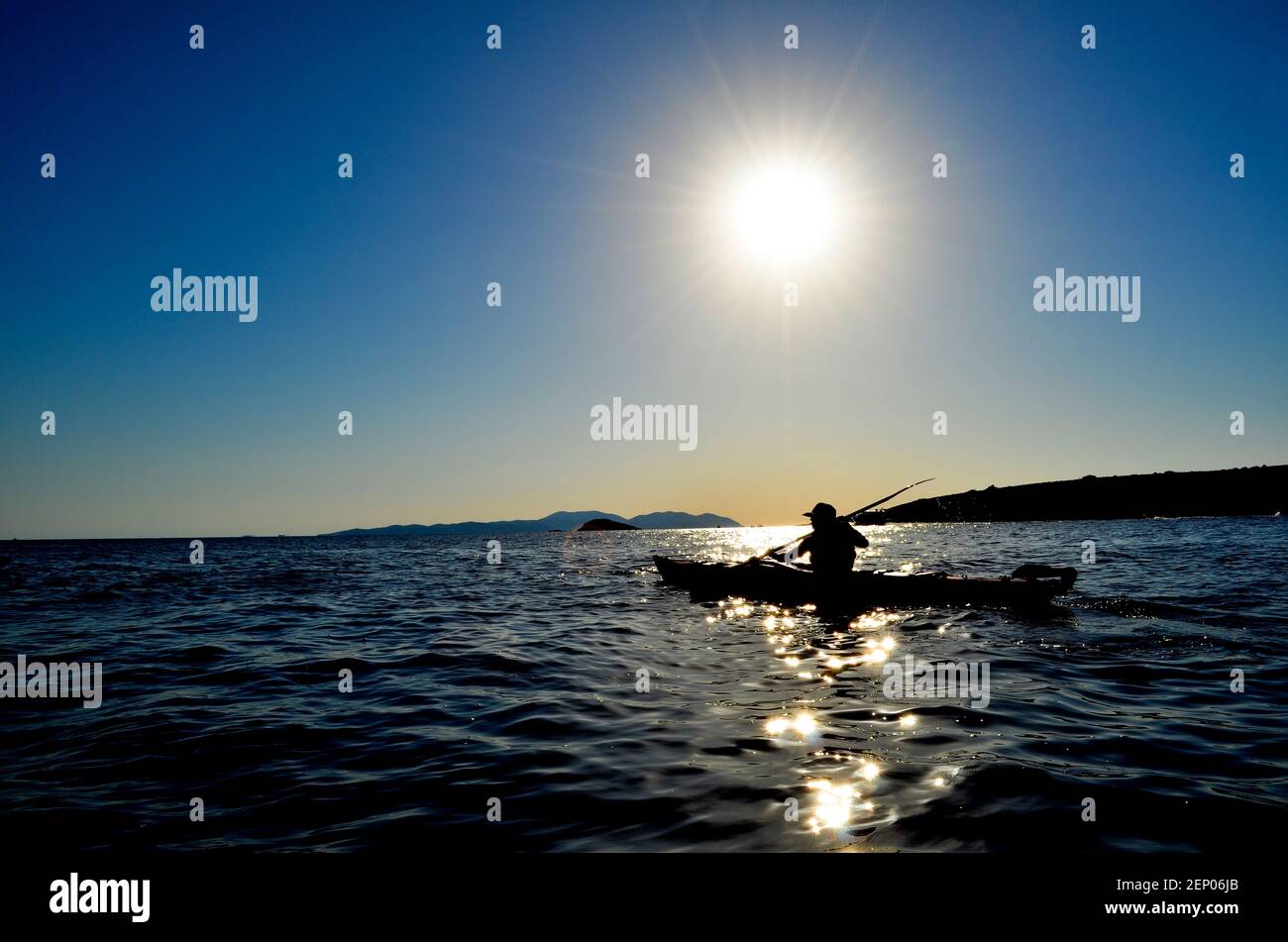 Kayak in mare durante il tour in bicicletta nella regione dell'isola dalmata della Croazia. Foto Stock