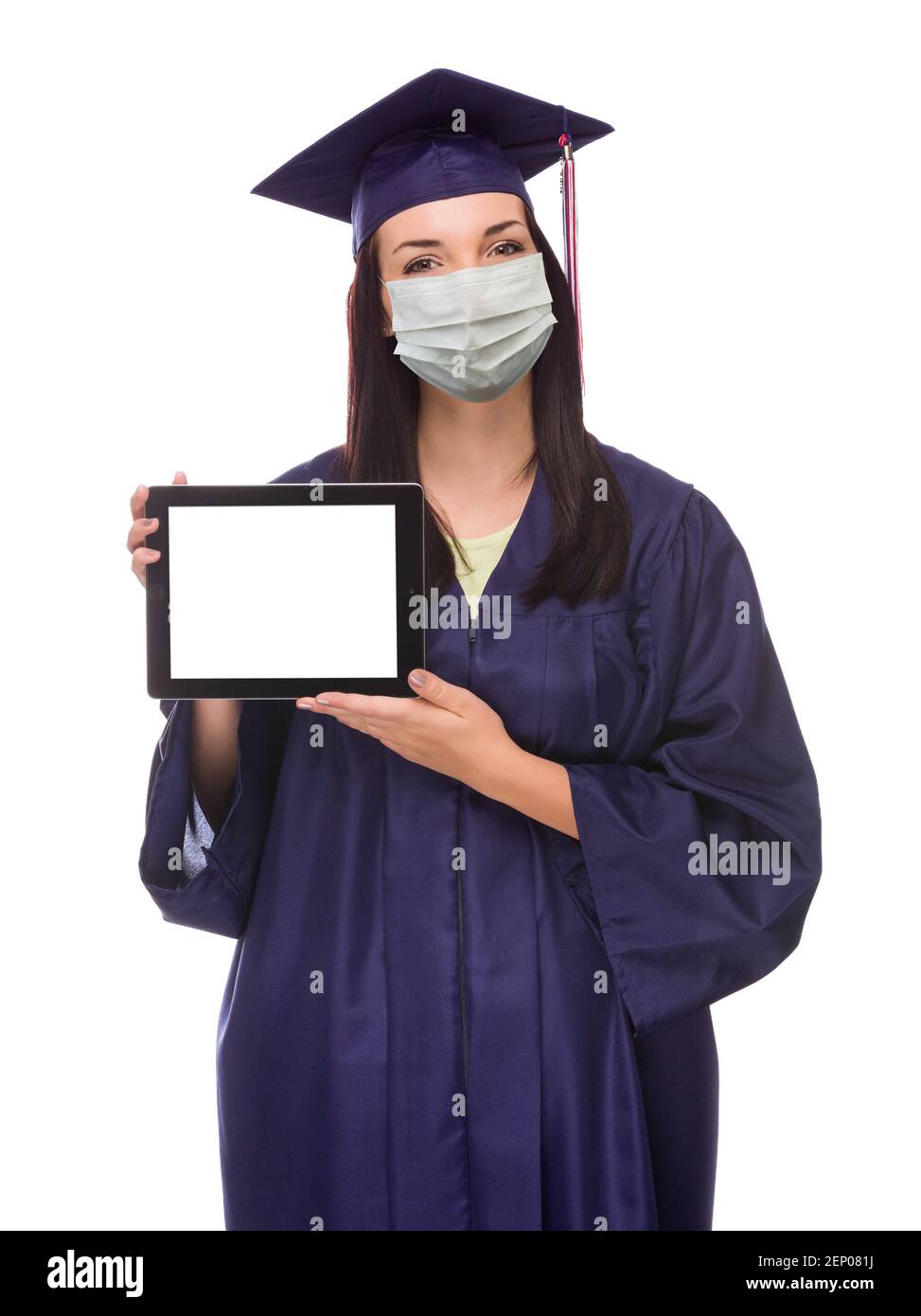 Maschera medica e cappuccio e abito da indossare femmina graduato tenere una tavoletta di computer vuota isolata su uno sfondo bianco. Foto Stock