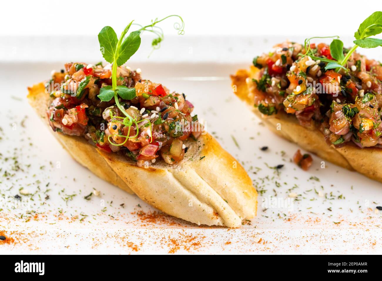 bruschetta con manzo tritato ed erbe aromatiche Foto Stock