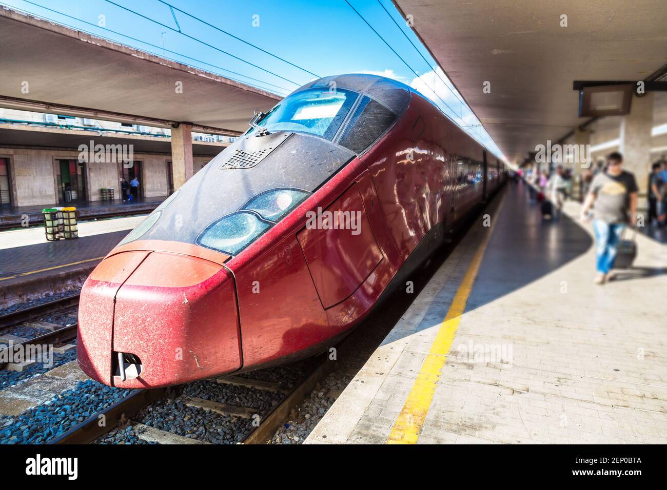 Treno moderno alla stazione ferroviaria di Firenze Santa Maria Novella in Italia Foto Stock