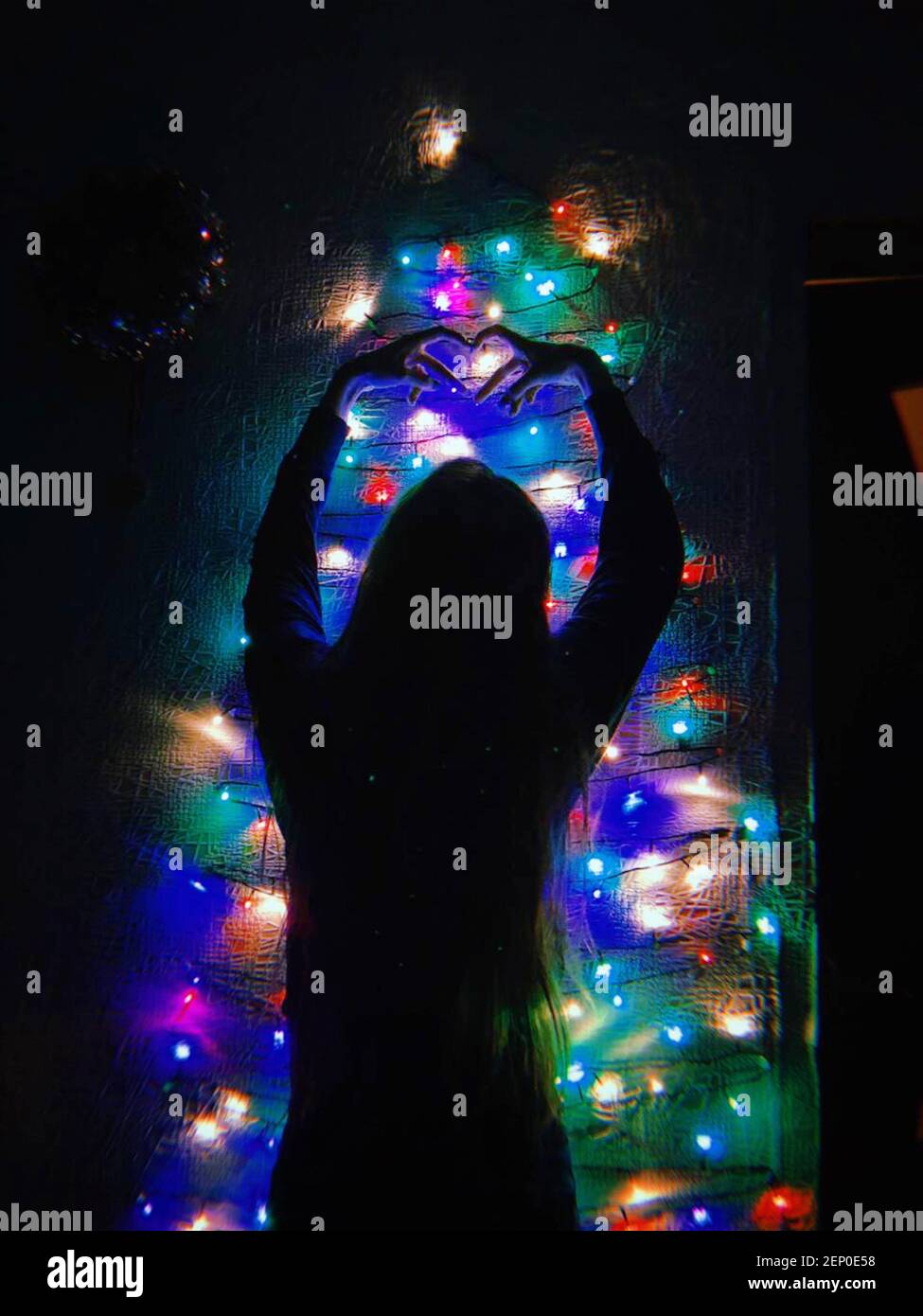 giovane donna che mostra il cuore con le mani Foto Stock