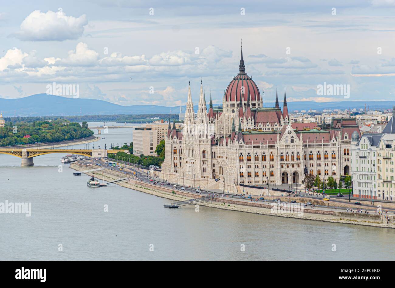 Edificio del Parlamento nella città di Budapest sul Danubio Fiume Foto Stock