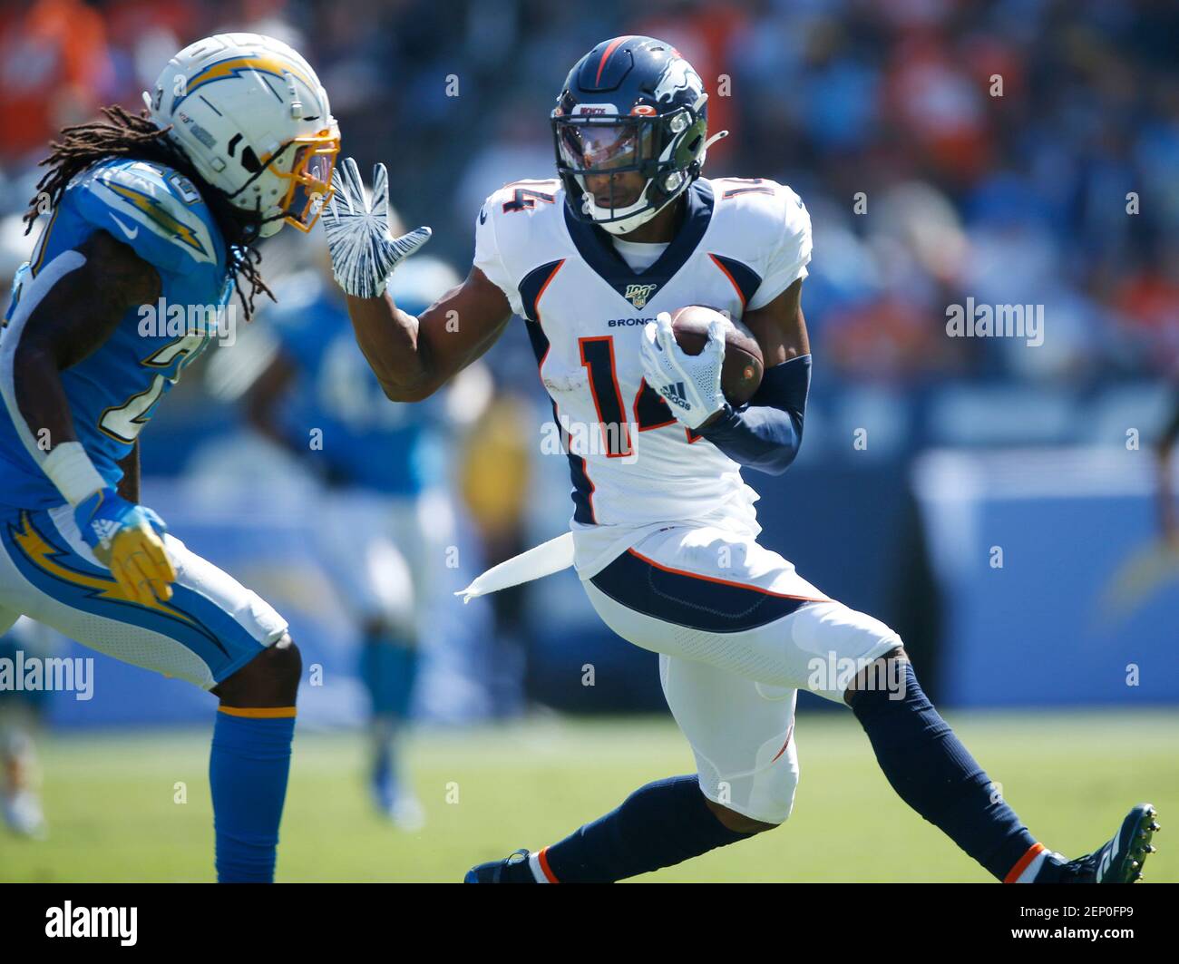 Denver Broncos Courtland Sutton corre per un 70-yard touchdown dopo Los Angeles Chargers Rayshawn Jenkins nel primo trimestre a Carson il 6 ottobre 2019. (K.C. Alfred/The San Diego Union-Tribune/TNS) Foto Stock