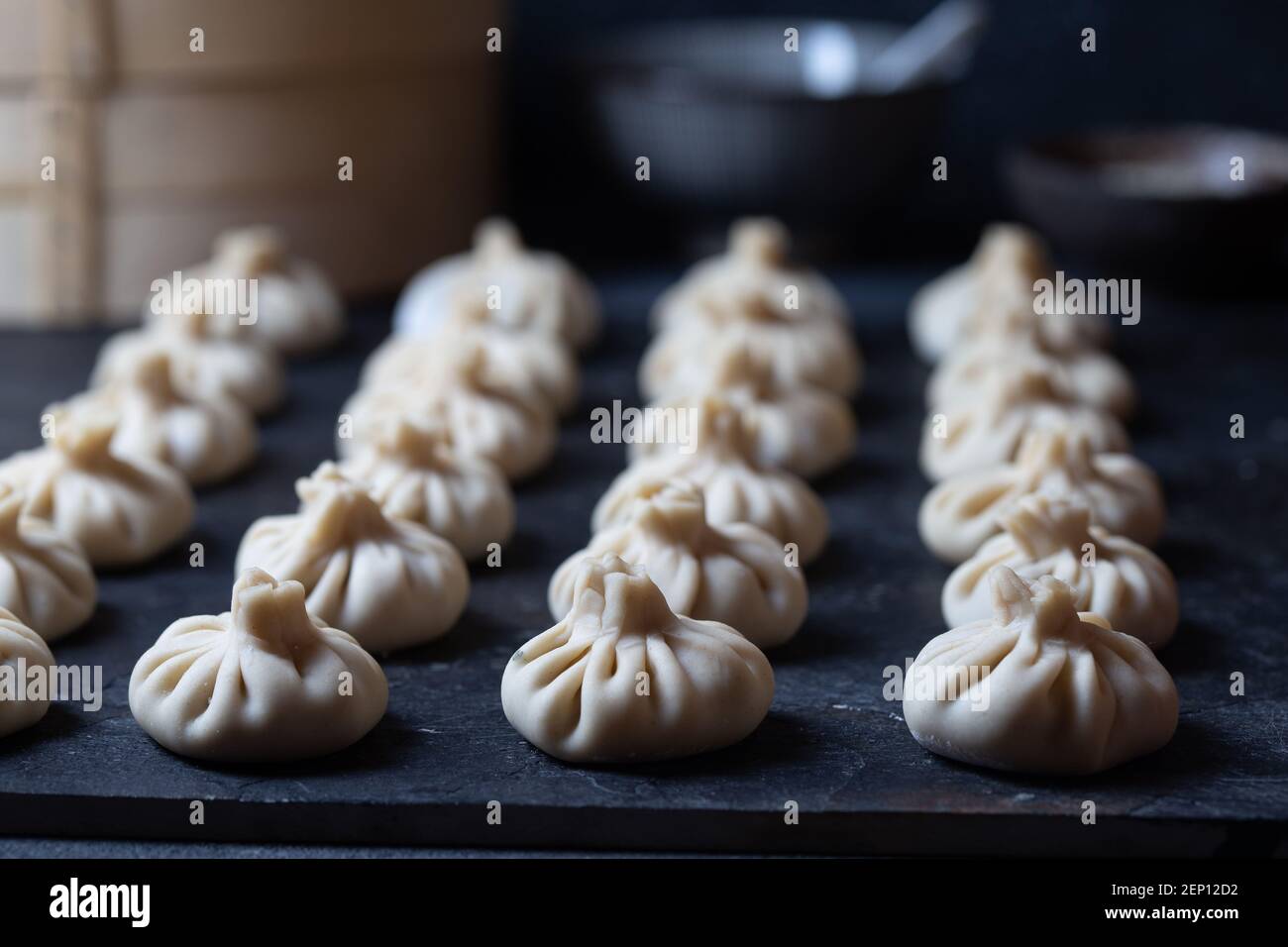 Primo piano di gnocchi cinesi Baozi non cotti. Gnocchi aziani Foto Stock