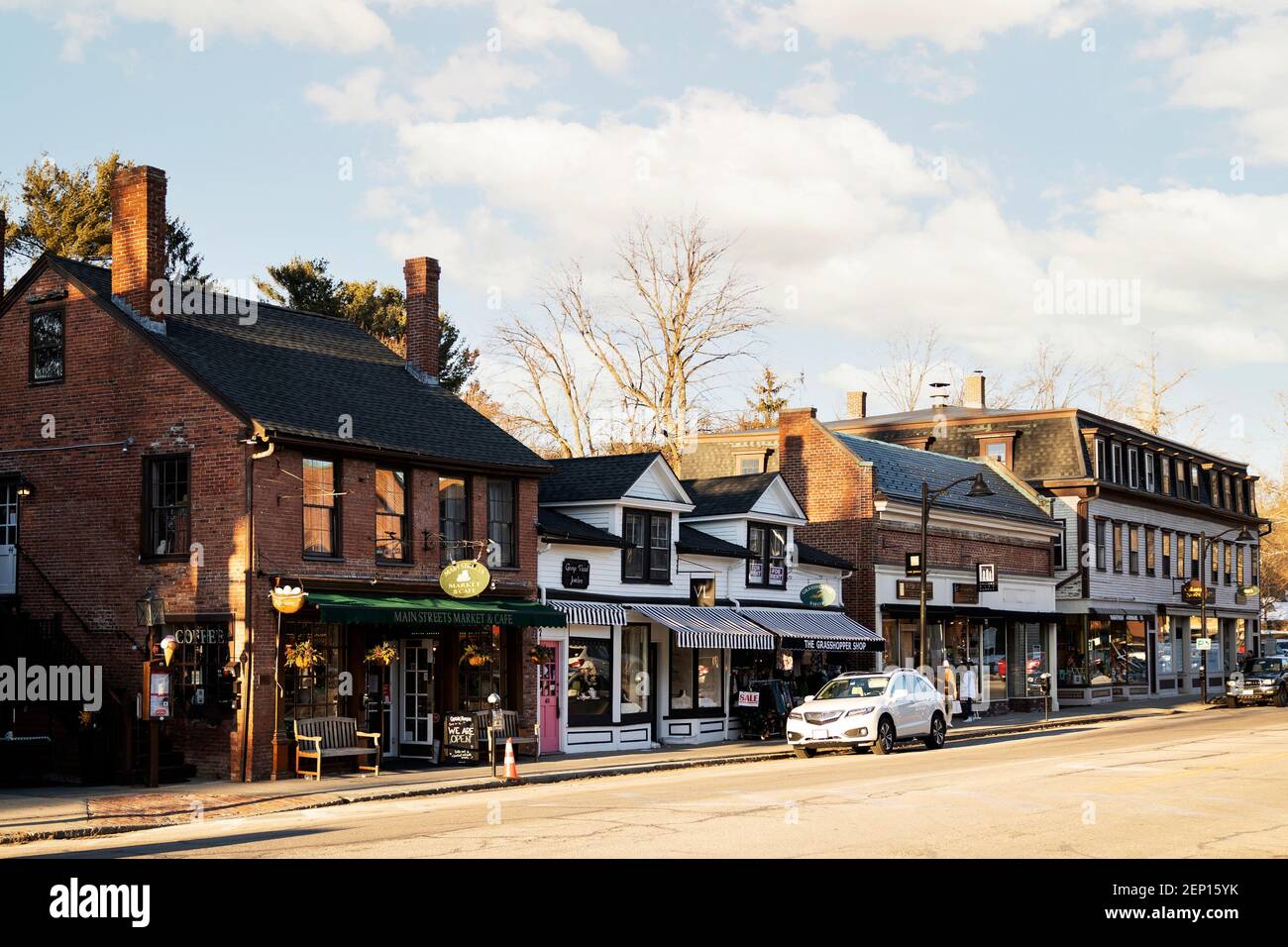 Negozi e ristoranti sulla storica Main Street nel centro di Concord, Massachusetts, USA. Foto Stock