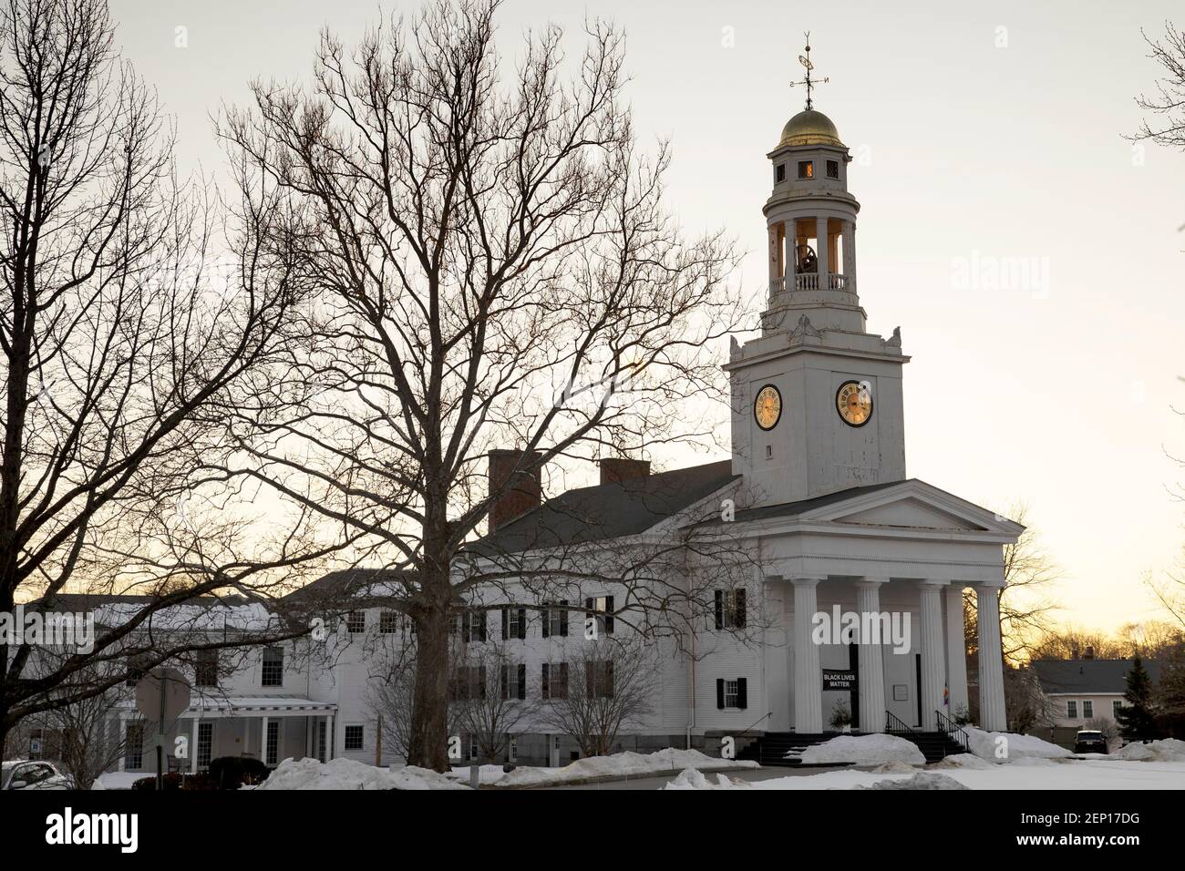 La prima chiesa unicalista Parrocchiale nel centro di Concord, Massachusetts, USA, al tramonto in una giornata invernale. Foto Stock