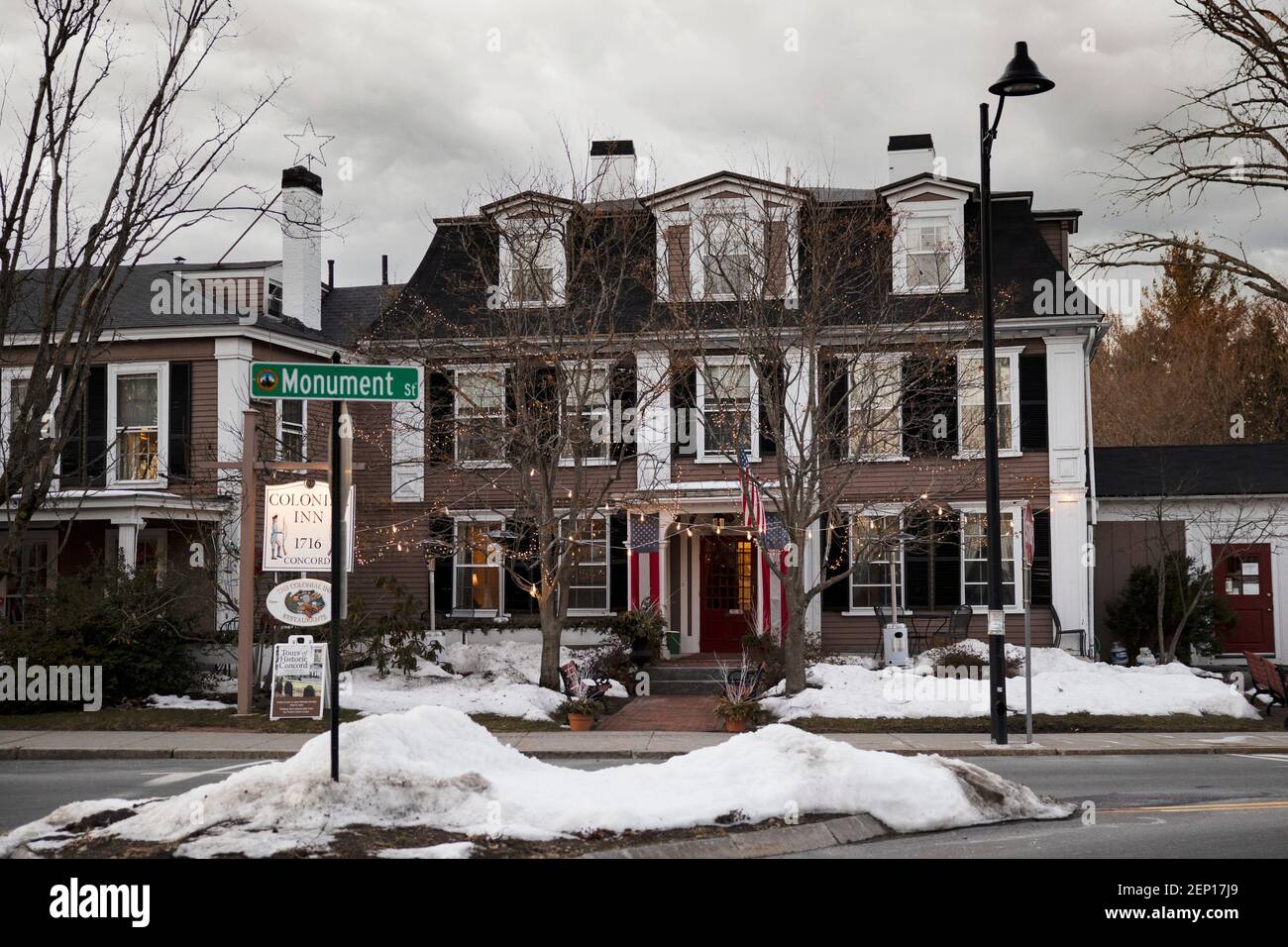 Concord's Colonial Inn on Monument Square a Concord, Massachusetts, USA, in una giornata invernale nuvolosa. L'edificio storico dell'hotel risale al 1716. Foto Stock