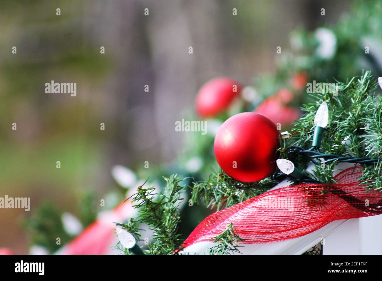 Primo piano di decorazioni natalizie su una ringhiera, all'aperto, di giorno. Foto Stock