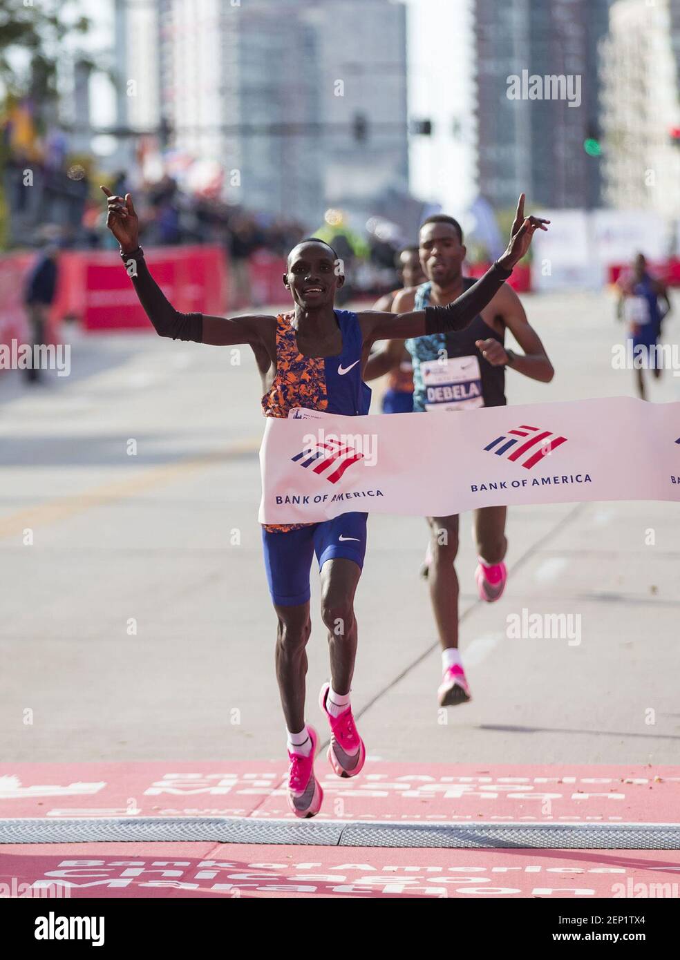 Lawrence Cherono vince la gara maschile domenica 13 ottobre 2019 nella maratona di Chicago. (Brian Cassella/Chicago Tribune/TNS) Foto Stock