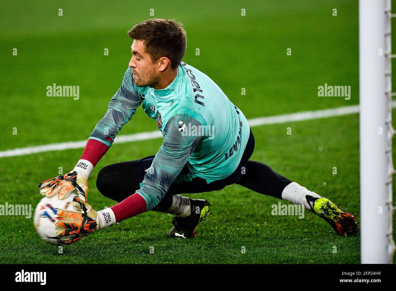 VALENCIA, SPAGNA - FEBBRAIO 26: Portiere di Levante Aitor Fernandez durante la partita di LaLiga Santander tra Levante e Athletic Bilbao a Estadi Foto Stock