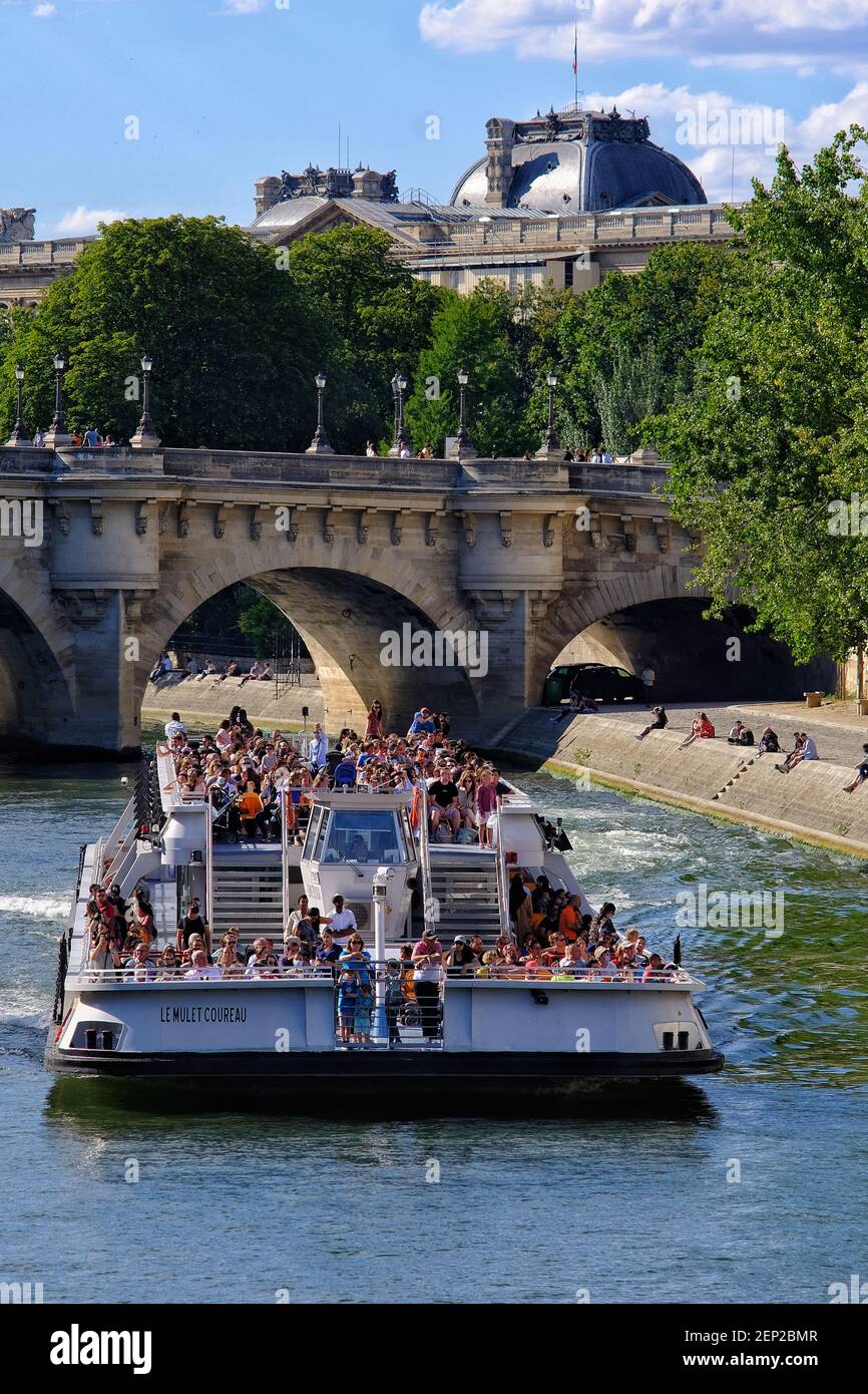 Parigi, Francia - 11 luglio 2020 : turisti che si godono un giro turistico in barca a Parigi Francia Foto Stock