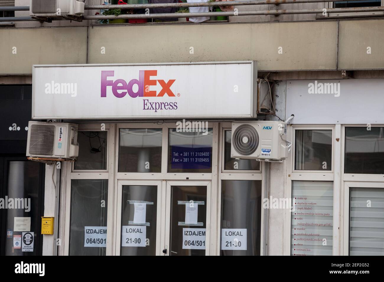 BELGRADO, SERBIA - 9 AGOSTO 2020: Logo di FedEx su una delle loro agenzie di Belgrado. Anche chiamato Federal Express, FedEx fornisce internazionali courie Foto Stock