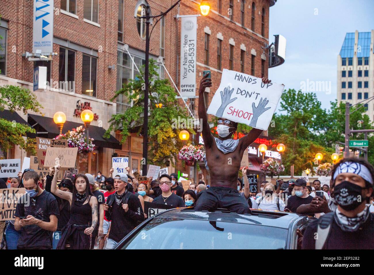 Il manifestante in un'auto prende un selfie di se stesso mentre tiene un cartello durante la dimostrazione.i manifestanti si sono riuniti di fronte all'Ohio Statehouse e hanno marciato a nord su High St. In una dimostrazione contro la brutalità della polizia, Razzismo e l'uccisione di George Floyd da parte dell'ufficiale della polizia di Minneapolis Derek Chauvin il 25 maggio 2020. Foto Stock