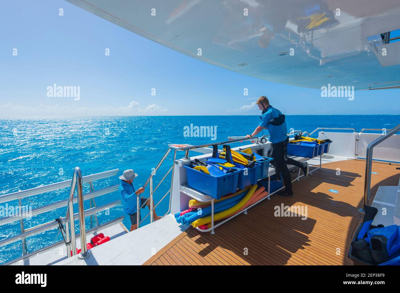 L'equipaggio si prepara per la sessione di snorkeling dei turisti a bordo della barca Lady Musgrave Experience, della Grande barriera Corallina del Sud, di Bundaberg e di Quee Foto Stock