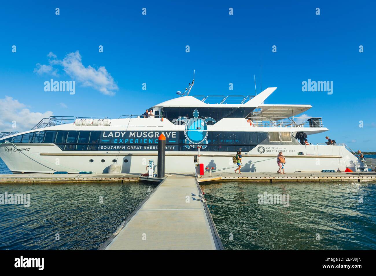 I turisti che salpano a bordo della Lady Musgrave Experience, si recano in barca per la Grande barriera Corallina del Sud, Bundaberg, Queensland, QLD, Australia Foto Stock