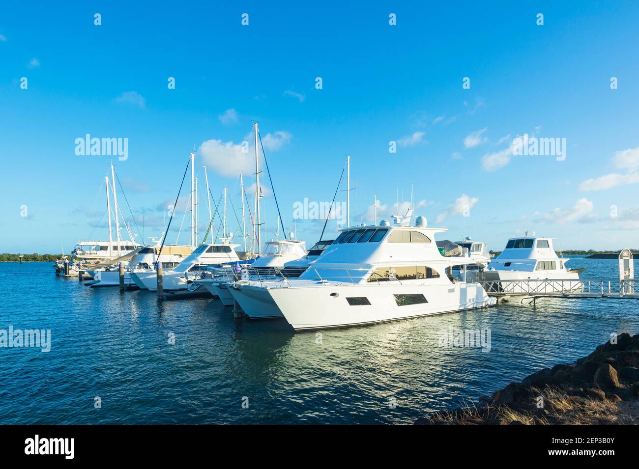 Yacht di lusso e barche a vela ancorate alla marina, Bundaberg, Queensland, QLD, Australia Foto Stock