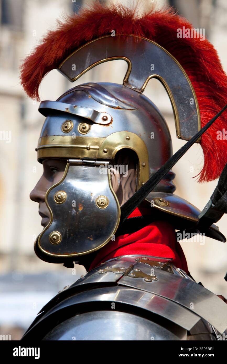 Un vecchio casco di un soldato romano su un manichino, Bath, Somerset,  Inghilterra, Regno Unito Foto stock - Alamy