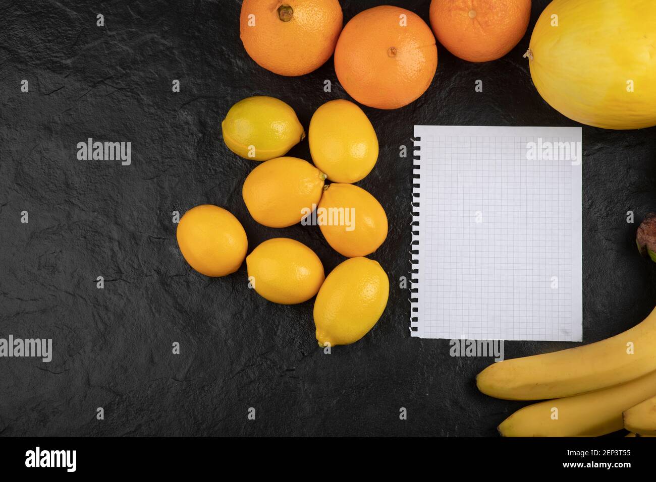 Frutta e verdura diverse e sane con un foglio vuoto di carta Foto Stock