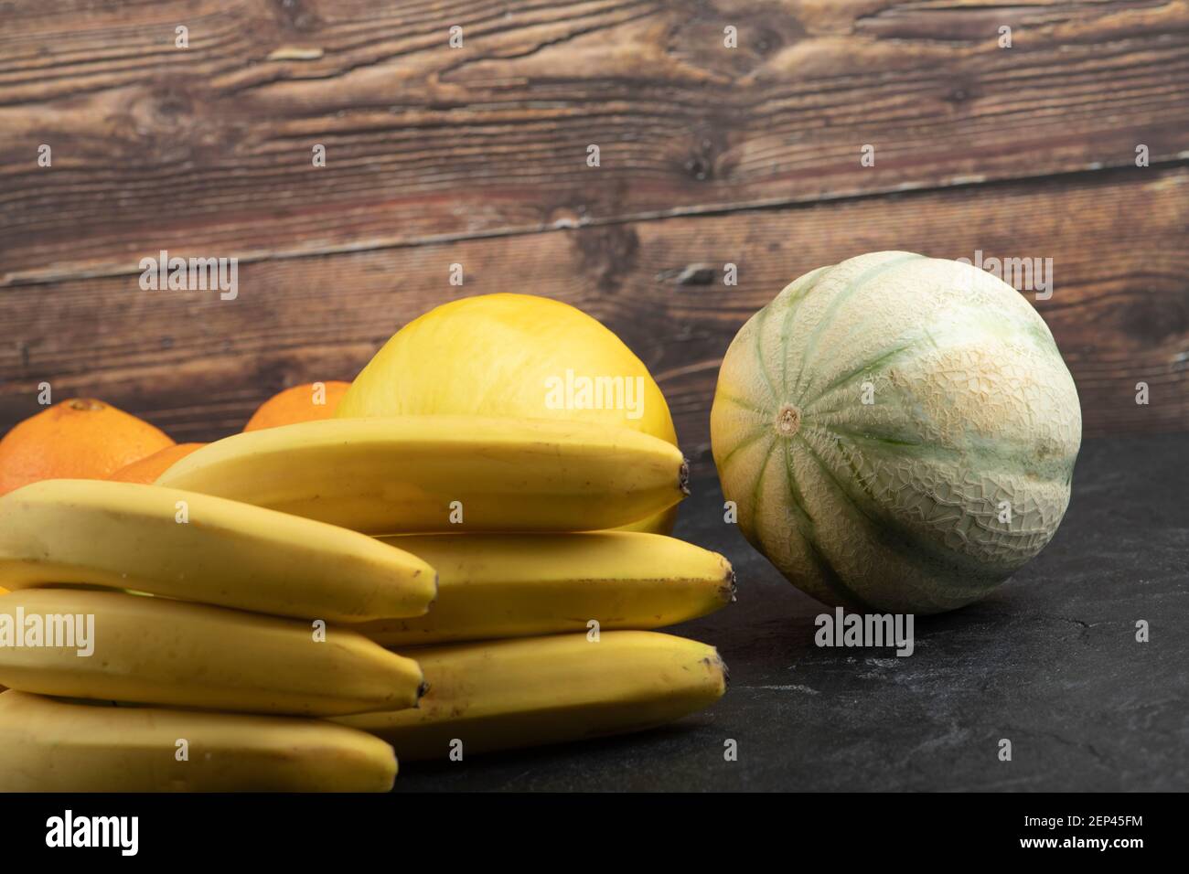 Diversi tipi di frutta e verdura fresca su sfondo di legno Foto Stock