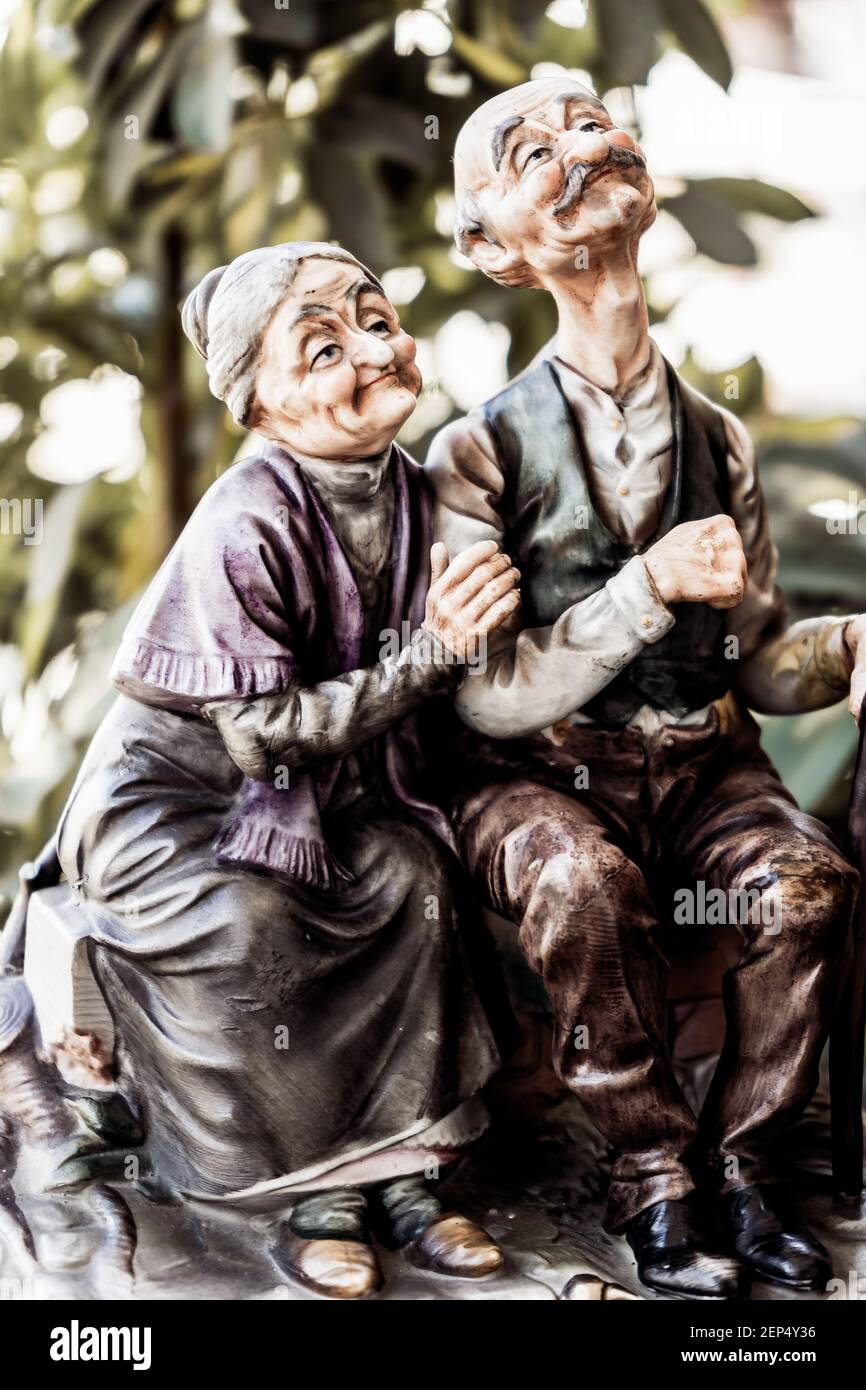Vecchio ornamento da autore sconosciuto di coppia anziana seduta su una panchina. Foto Stock