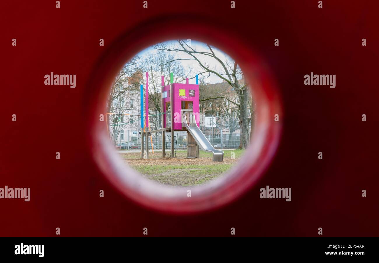 Hannover, Germania. 26 Feb 2021. Vista attraverso un cavallo a dondolo su uno scivolo in un parco giochi per bambini. La polizia e l'ufficio dell'ordine pubblico osservano la situazione su parchi giochi parzialmente ben frequentati. In alcuni casi, i parchi giochi sono stati anche cordonati senza ulteriori indugi perché le regole di distanza secondo l'ordinanza di Corona non sono state osservate. Credit: Julian Stratenschulte/dpa/Alamy Live News Foto Stock