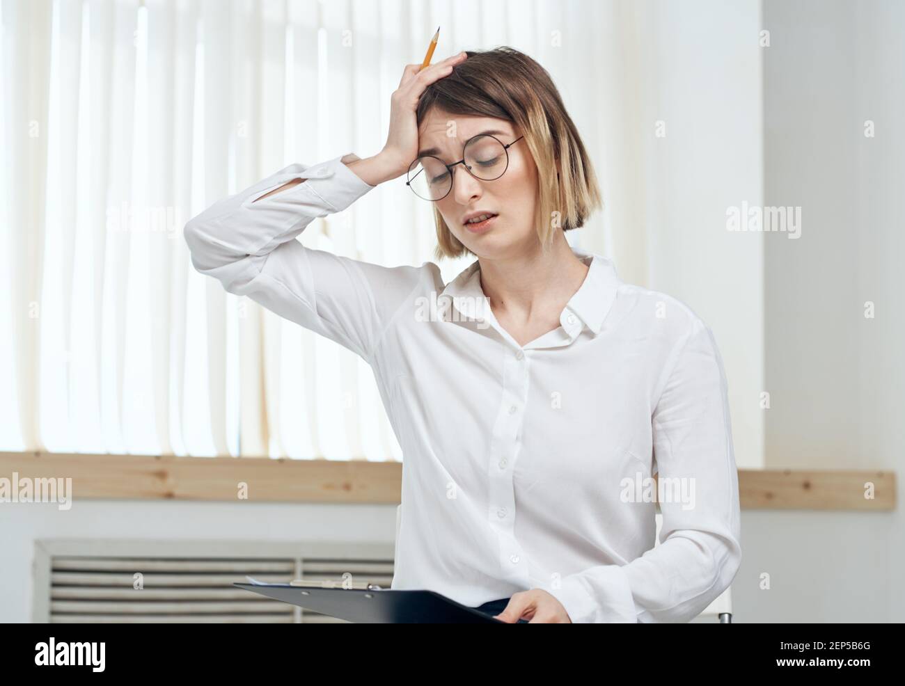 Donna di affari vicino finestra stress irritabilità emozioni Foto Stock