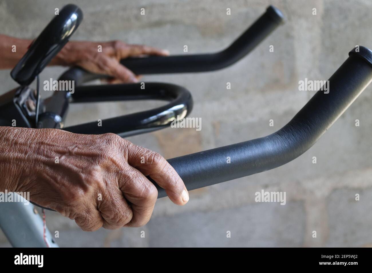 "i nostri allenatori utilizzano la tecnologia attuale", mamma di 80 anni che usa una moderna bicicletta da ginnastica per il suo allenamento quotidiano. Foto Stock