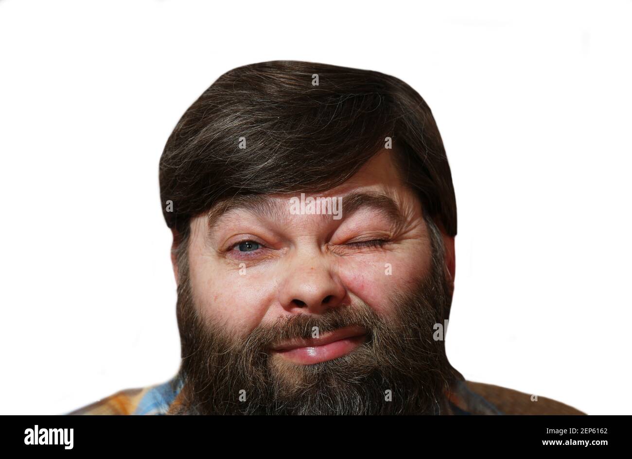 L'uomo con la barba lunga e spessa strinse un occhio chiuso. Primo piano. Isolato. Cordialità. Affabilità. Espressioni facciali positive. Foto Stock