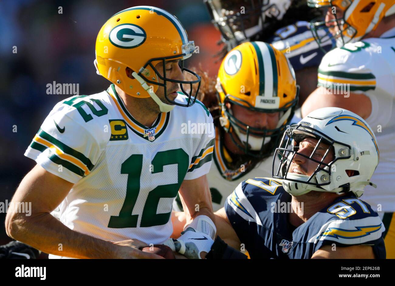 Los Angeles Chargers Joey Bosa saccheggia Green Bay Packers Aaron Rodgers a Carson il 3 novembre 2019. (K.C. Alfred/The San Diego Union-Tribune/TNS) Foto Stock