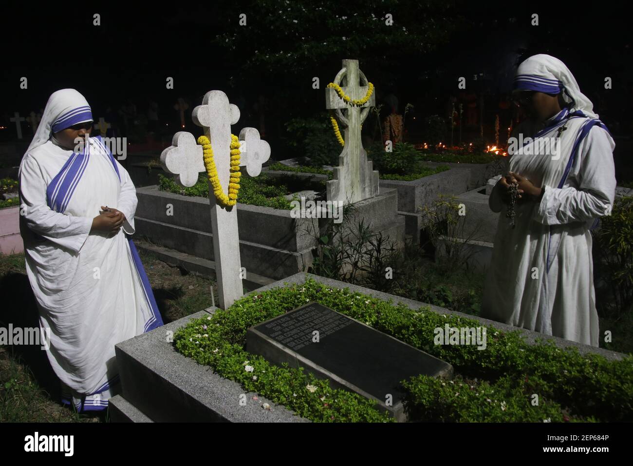 Un cristiano indiano prega accanto alla tomba di un parente durante il giorno di tutte le anime a Kolkata, India. Il giorno onora i morti mentre amici e famiglie si riuniscono in cimiteri per decorare tombe di persone care con candele e fiori e offrire preghiere. (Foto di Dipa Chakraborty/Pacific Press/Sipa USA) Foto Stock