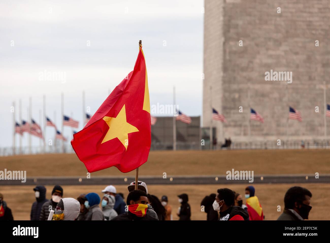 Washington, DC, USA, 26 febbraio 2021. Nella foto: Una bandiera Tigray vola sullo sfondo delle bandiere americane e del monumento di Washington durante il secondo di tre giorni di proteste contro la guerra dell'Etiopia contro il Tigray. Credit: Alison C Bailey/Alamy Live News Foto Stock